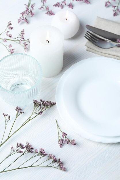 Kolacja przy świecach z talerzami